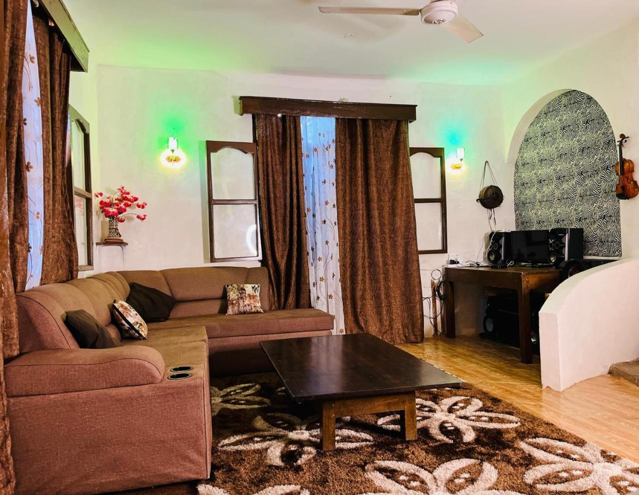 Akogo House - Bnb , Hostel, Backpackers & Volunteer Center Mombasa Exterior foto
