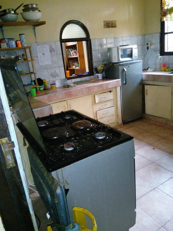Akogo House - Bnb , Hostel, Backpackers & Volunteer Center Mombasa Exterior foto