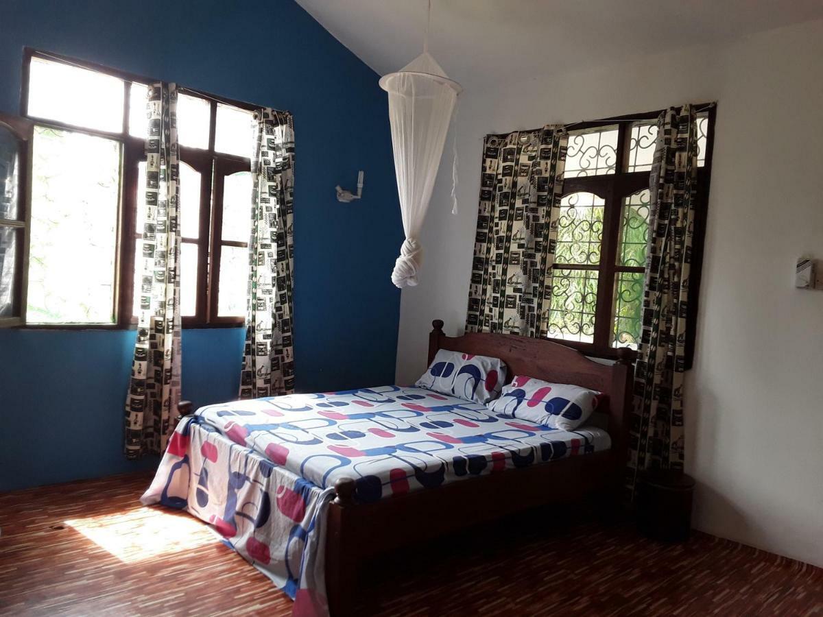 Akogo House - Bnb , Hostel, Backpackers & Volunteer Center Mombasa Exterior foto